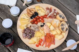 Privoščite si zajtrk z bohinjskimi domačimi dobrotami.
Le še kavo si skuhajte, se usedite na teraso in uživajte. ☕

---

Enjoy a breakfast with homemade Bohinj treats.
Just brew some coffee, sit out on the terrace, and enjoy. ☕

📸 @momaproduction_mojcaodar 

#alpikchaletsbohinj #lakebohinj #JulianAlps #triglavnationalpark #triglavskinarodnipark #spring #greenaccommodation #woodenchalet #exploreslovenia #greenhaven #greenheaven #summer #poletje #zlatorogovapravljicnapot #ukanc #bohinjskepravljice #lesenehise