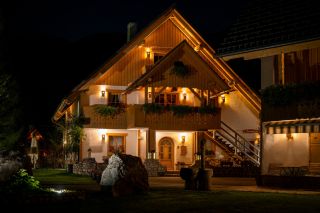 Res je, kot v pravljici.
Nočni pogled na ALPIK.
🌟
---
It truly is like a fairy tale.
A nighttime view of ALPIK.
🌟

📸@momaproduction_mojcaodar 

#alpikchaletsbohinj #bohinj #JulianAlps #triglavnationalpark #triglavskinarodnipark #spring #greenaccommodation #woodenchalet #exploreslovenia #greenheaven #ukanc #slovenia  #alpik